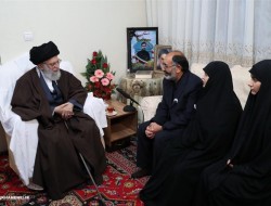 حضور امام خامنه‌ای در منزل یکی از شهدای ناجا