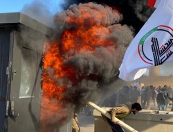 حشد شعبی به محاصره پادگان‌های آمریکایی تهدید کرد/ حزب‌الله عراق: حمله به سفارت درس اول است