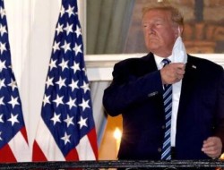 رئیس‌جمهور آمریکا که مبتلا به ویروس کروناست، به محض ورود به کاخ سفید برای گرفتن عکس یادگاری ماسک خود را برداشت.