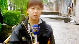 فرار خبرنگار از مقابل دوربین در سیل تایوان /فیلم