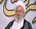 آیت‌الله مکارم :افراد بزدل می گویند دست در دست آمریکا بگذارید