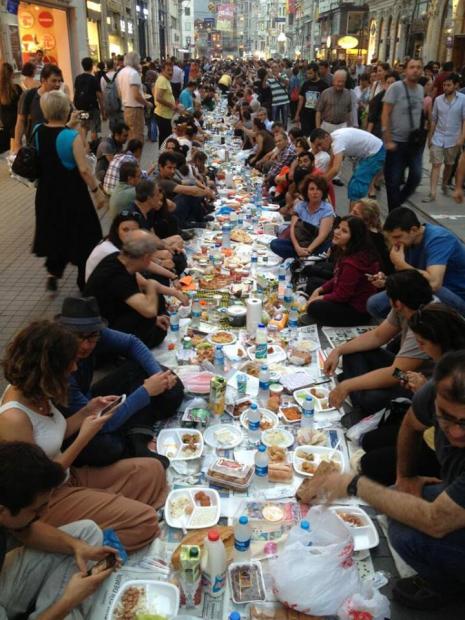 سفره های افطار در میدان تقسیم استانبول(+عکس)