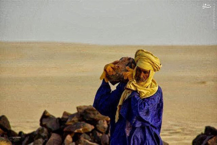 هنرمندان در حال ساخت یادبود هواپیما