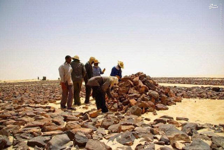 هنرمندان در حال ساخت یادبود هواپیما