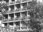 یک ساختمان در بلوار کشاورز تهران در زمان موشکباران. وقتی برای حفاظت، همه طبقات خانه ها پر از گونی های شن و ماسه شده بود.