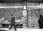 یک ساختمان در بلوار کشاورز تهران در زمان موشکباران. وقتی برای حفاظت، همه طبقات خانه ها پر از گونی های شن و ماسه شده بود.