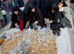 زنان مشغول آماده کردن مواد غذایی و مواد موردنیاز رزمندگان. از قند و آجیل تا کنسرو و مربا