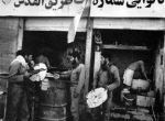 نانوایی کوچکی در جبهه و صف رزمندگان برای گرفتن نان تازه