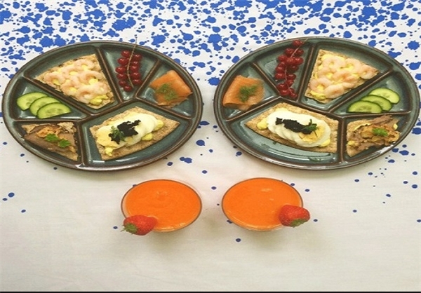 غذاهای متنوع و آب هویج و پرتقال