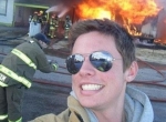 یک جوان سرخوش امریکایی در بحبوحه تلاش مأموران آتش‎نشانی برای إطفای حریق!