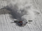 «سیمون آمان» شرکت کننده سوئیسی بعد از پرش خود دچار سانحه می شود. مسابقات پرش با اسکی «آلمان»