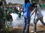 بچه مدرسه های کنیایی در جریان اعتراض به تصاحب زمین بازی‌شان توسط توسعه دهندگان اراضی منطقه