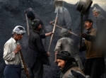 کارگران افغانی ذغال سنگ ها را به داخل کامیون می ریزند، درآمد روزانه هر کارگر به طور تقریبی ده دلار است.