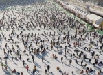 جشنواره ماهیگیری قزل آلا در کره‌جنوبی، مردم با ایجاد حفره‌هایی روی یخ رودخانه ماهیگیری می‌کنند.