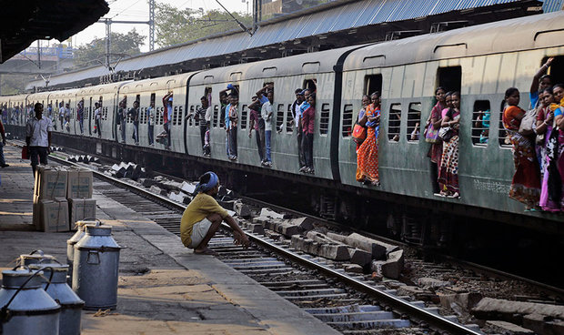 با اینکه هند بزرگترین سیستم راه آهن جهان را دارد اما باز هم قطار ها با ازدحام جمعیت مواجه هستند.