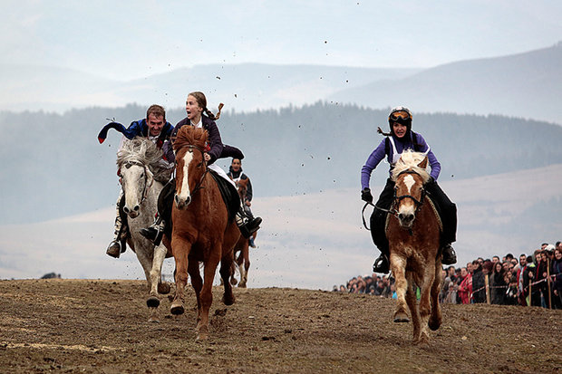 تصویری از برگزاری مسابقه اسب سواری در عید پاک بلغارستان