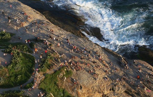 مردم برزیل برای تماشای غروب آفتاب روی صخره های «ریودوژانیرو» جمع شده اند.
