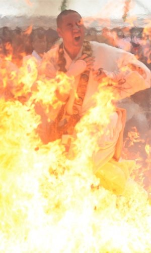 راهب بودایی پا برهنه در میان آتش می‌دود؛ این کار بخشی از مراسم سنتی بودائیان در شهرستان «ناگاراتو» ژاپن است.