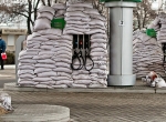 در دونستک اوکراین به منظور جلوگیری از اصابت گلوله ها به پمپ های بنزین و انفجار آن‌ها از کیسه های شن و خاک استفاده کرده اند.