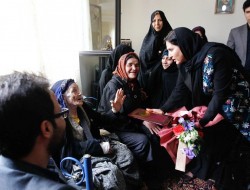 دیداری با خانواده شهدا و مسن ترین مادر تهران