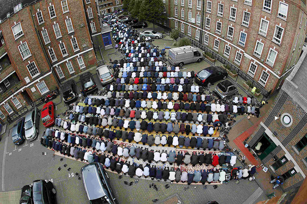 نماز جماعت مسلمانان کنار مسجدی در لندن (csmonitor)
