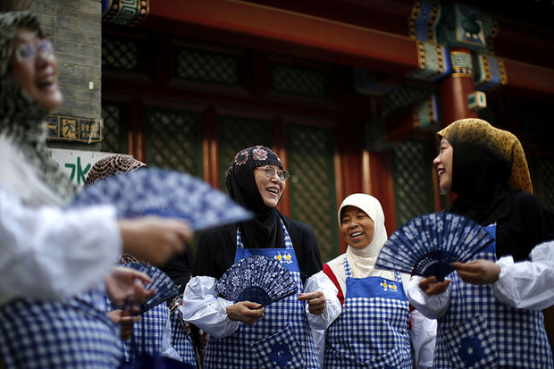 زنان مسلمان چین در حال تهیه افطار در مسجد «نیوجی» پکن (Reuters)