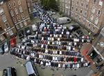 نماز جماعت مسلمانان کنار مسجدی در لندن (csmonitor)