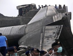 سقوط هواپیمای اندونزی وسط شهر  