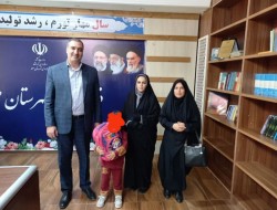 لبخند شادی بر لبان دختربچه پیش دبستانی